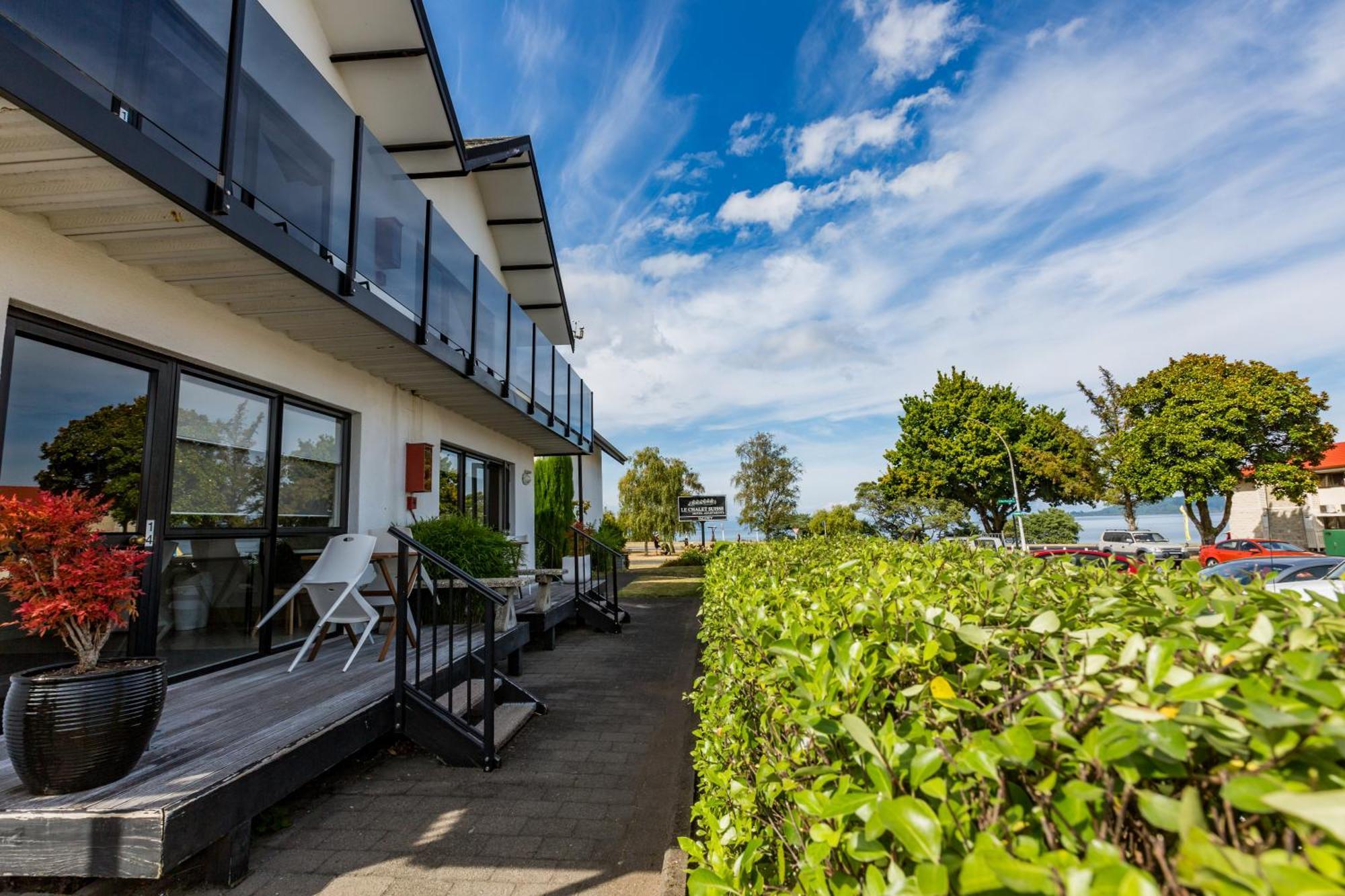 Le Chalet Suisse Motel Taupo Exterior photo