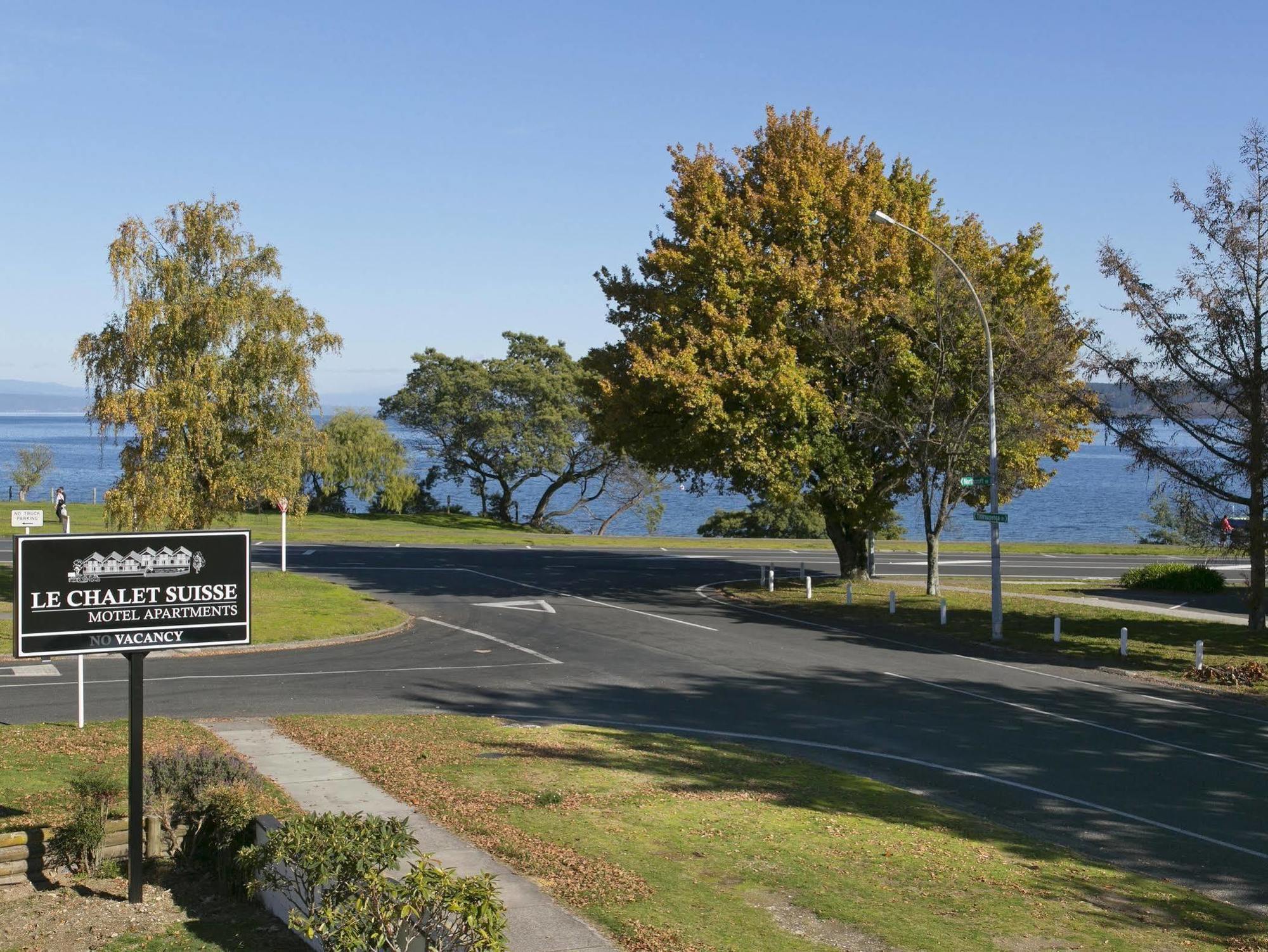 Le Chalet Suisse Motel Taupo Exterior photo