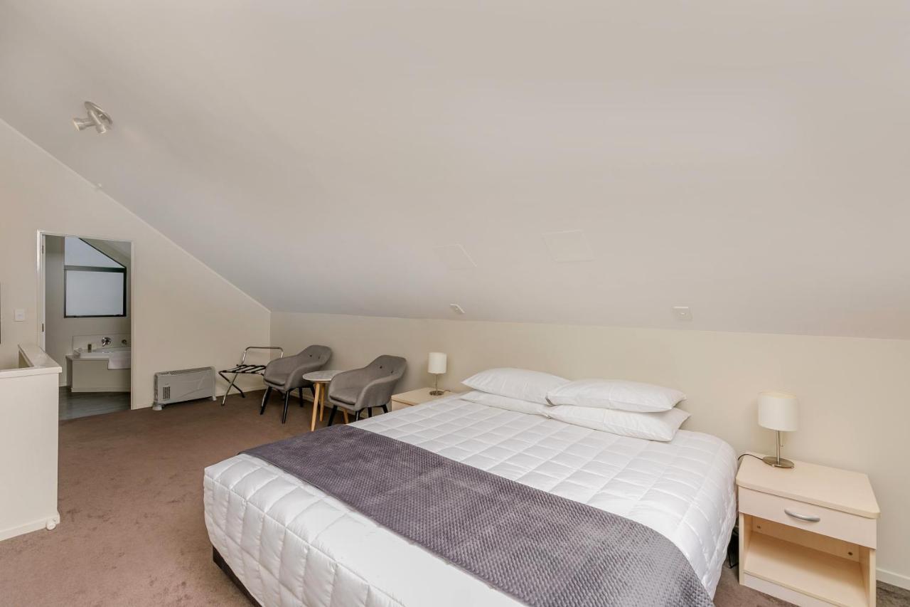 Le Chalet Suisse Motel Taupo Room photo