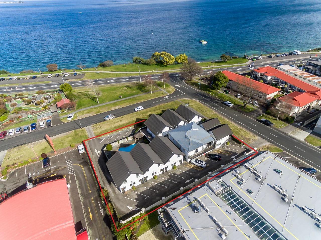 Le Chalet Suisse Motel Taupo Exterior photo